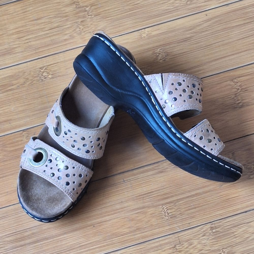 Clarks Lexi Laurel women’s 7M Tan Slide Comfort Sandal Studded Laser Cut Leather - Picture 15 of 15